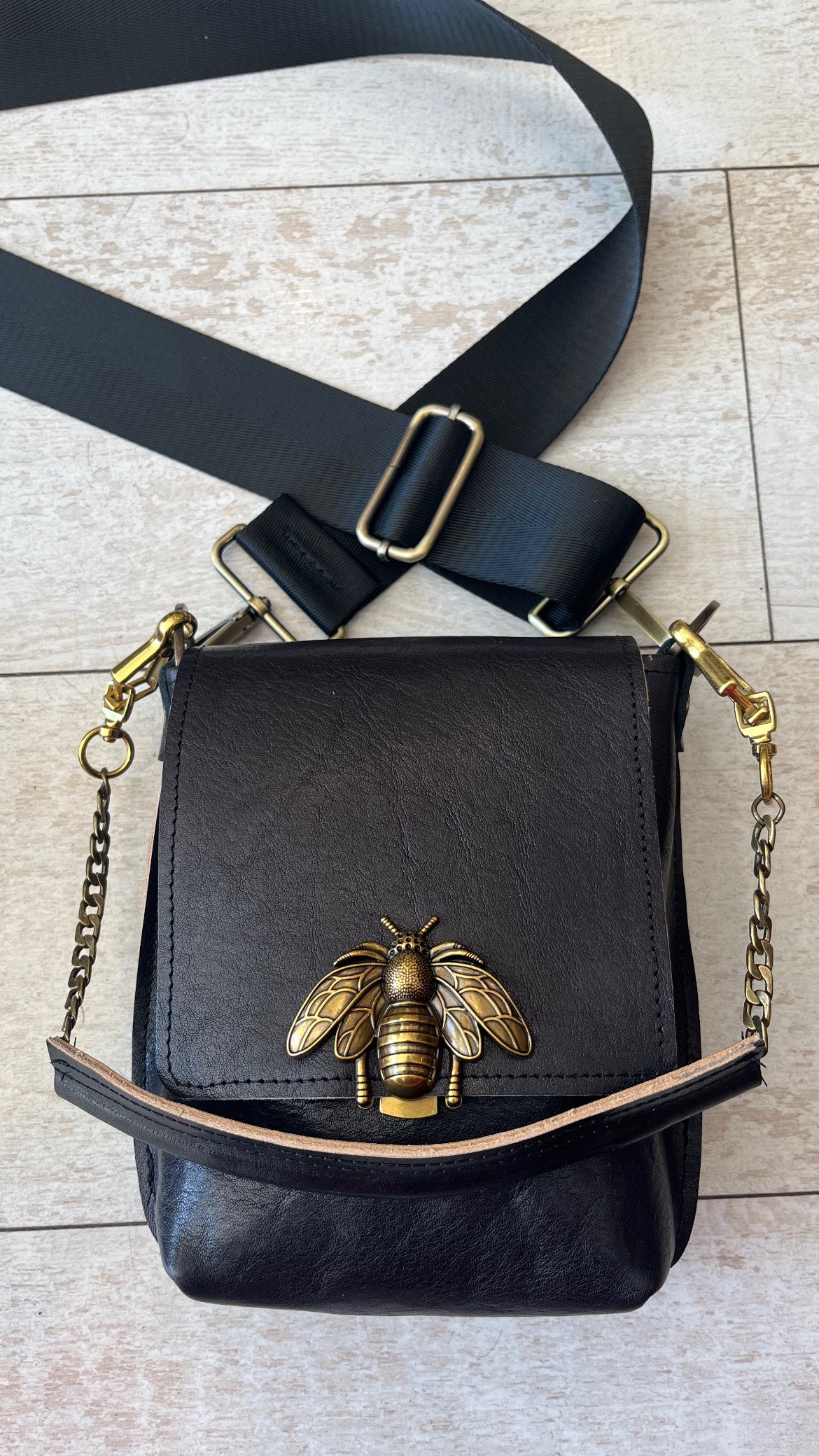 ויוי | תיק צד מעור אבזם דבורה | שחור