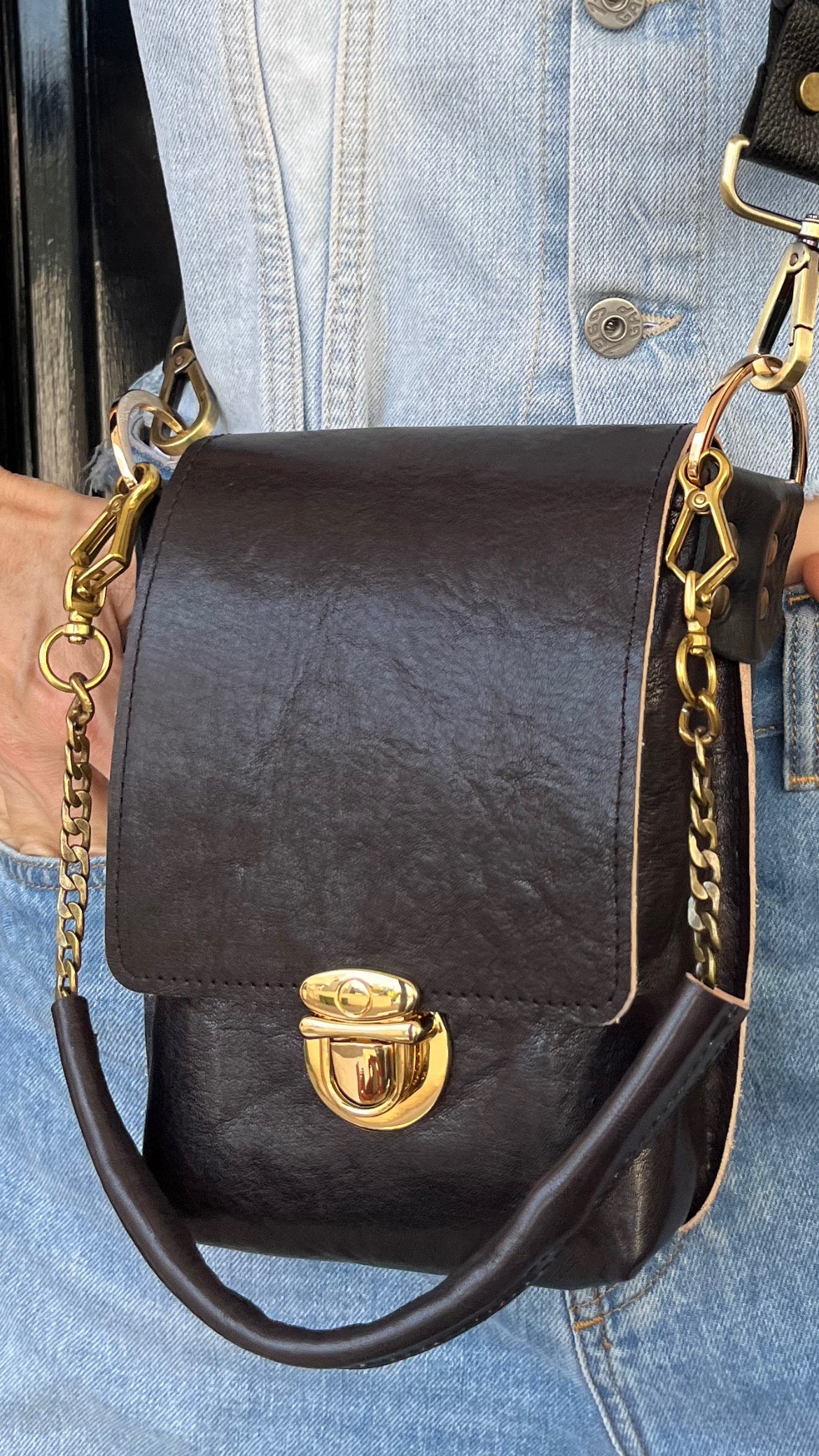 ויוי | תיק צד מעור אבזם קלאסי | שחור