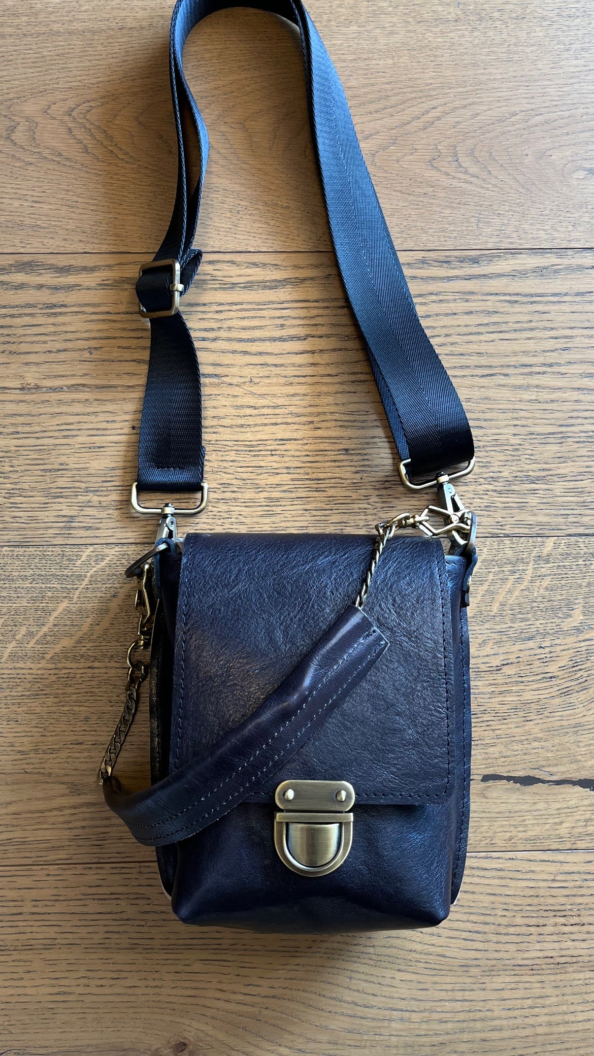 ויוי | תיק צד מעור אבזם קלאסי | שחור