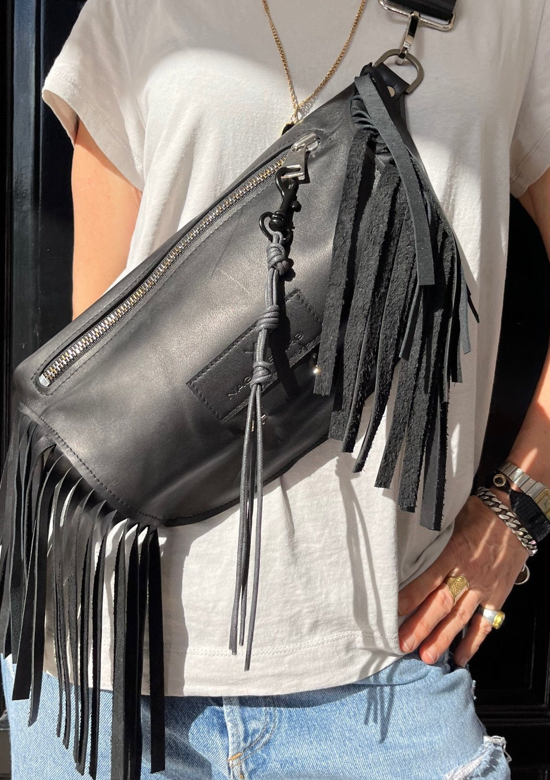 לואיז פרנזים | פאוץ' תיק צד מעור עם פרנזים | שחור נאפה