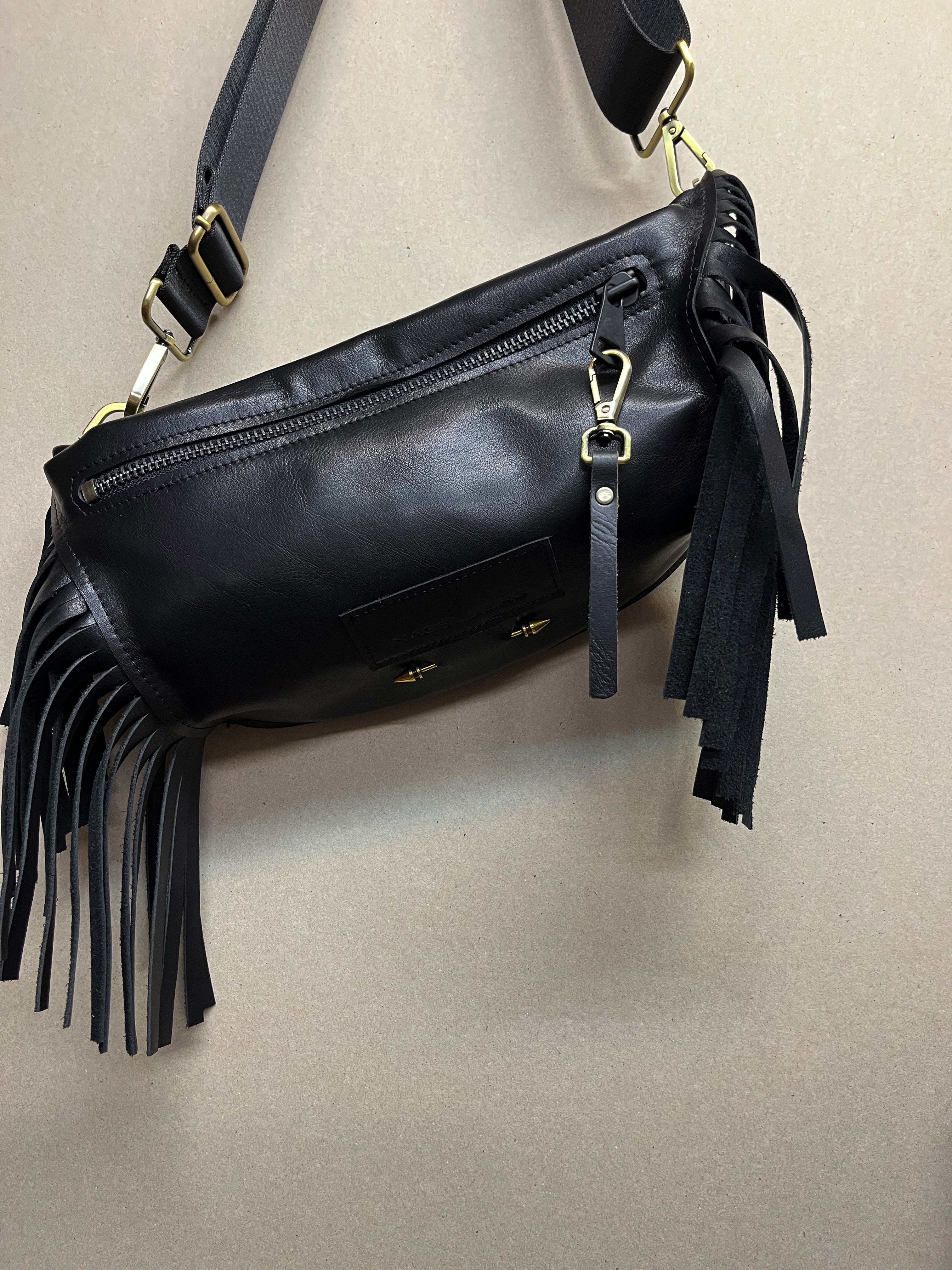 לואיז פרנזים | פאוץ' תיק צד מעור עם פרנזים | שחור נאפה