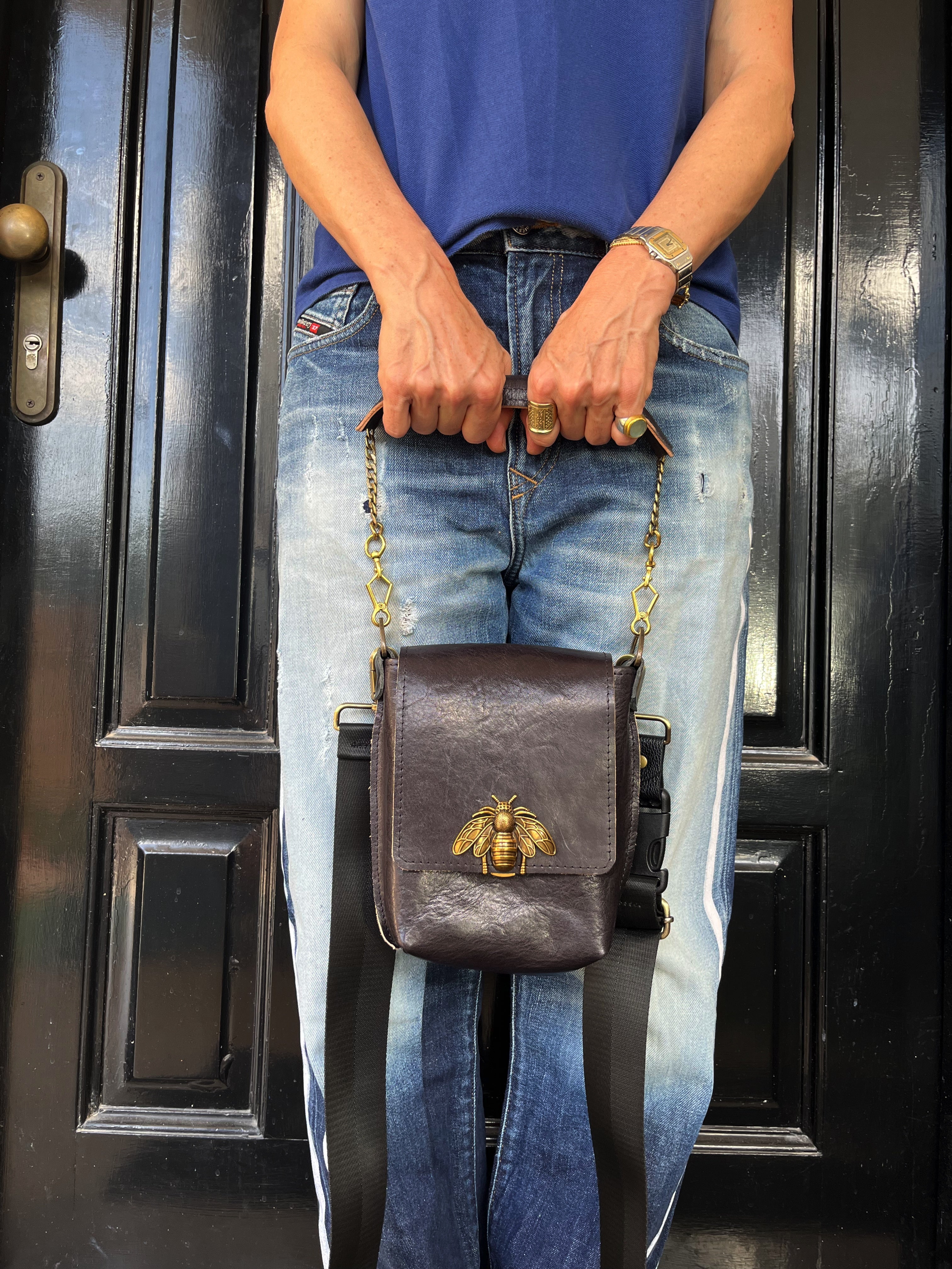 ויוי | תיק צד מעור אבזם דבורה | שחור