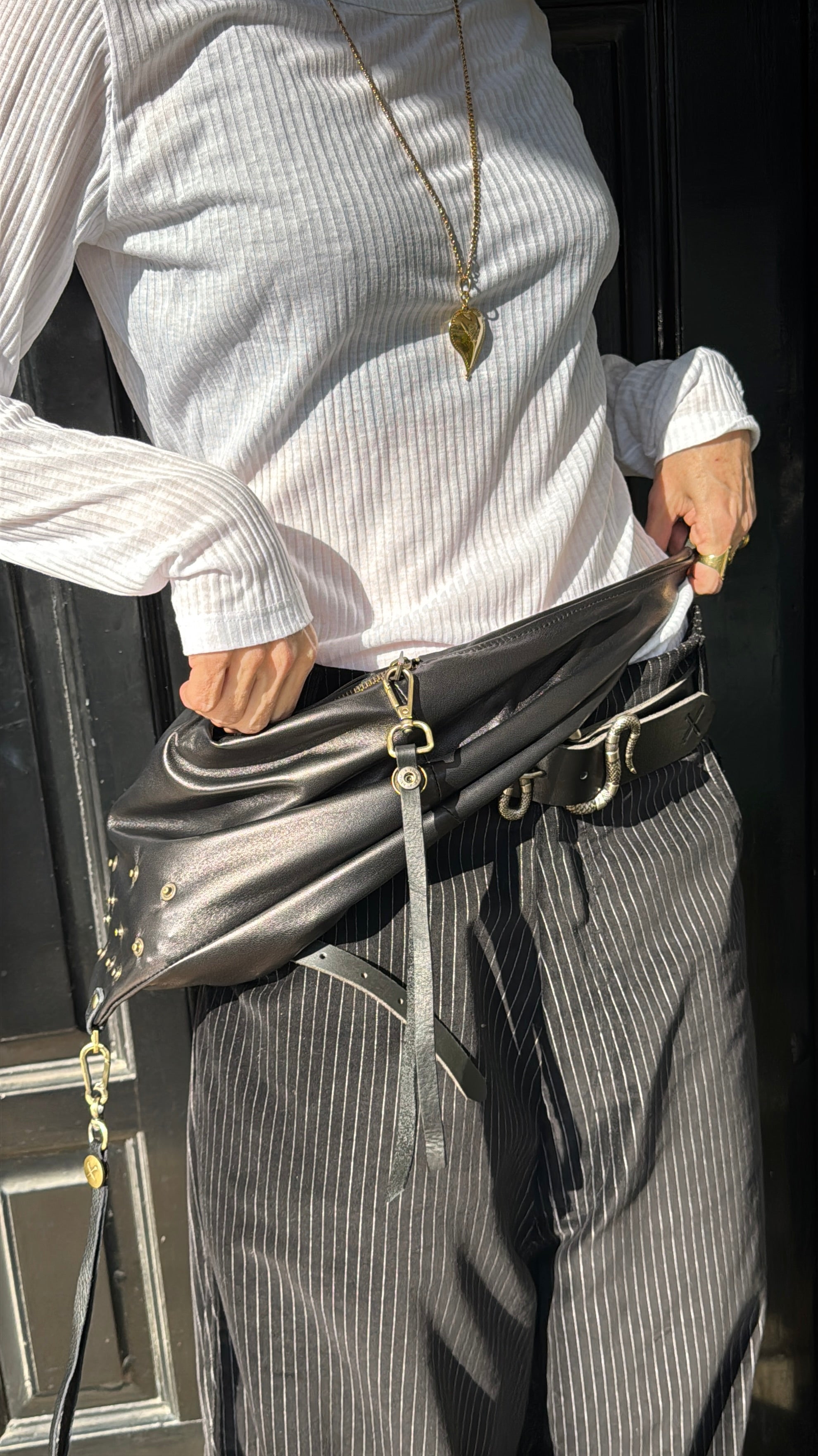 מנטה ריי | תיק צד פאוץ' מעור | נאפה שחור