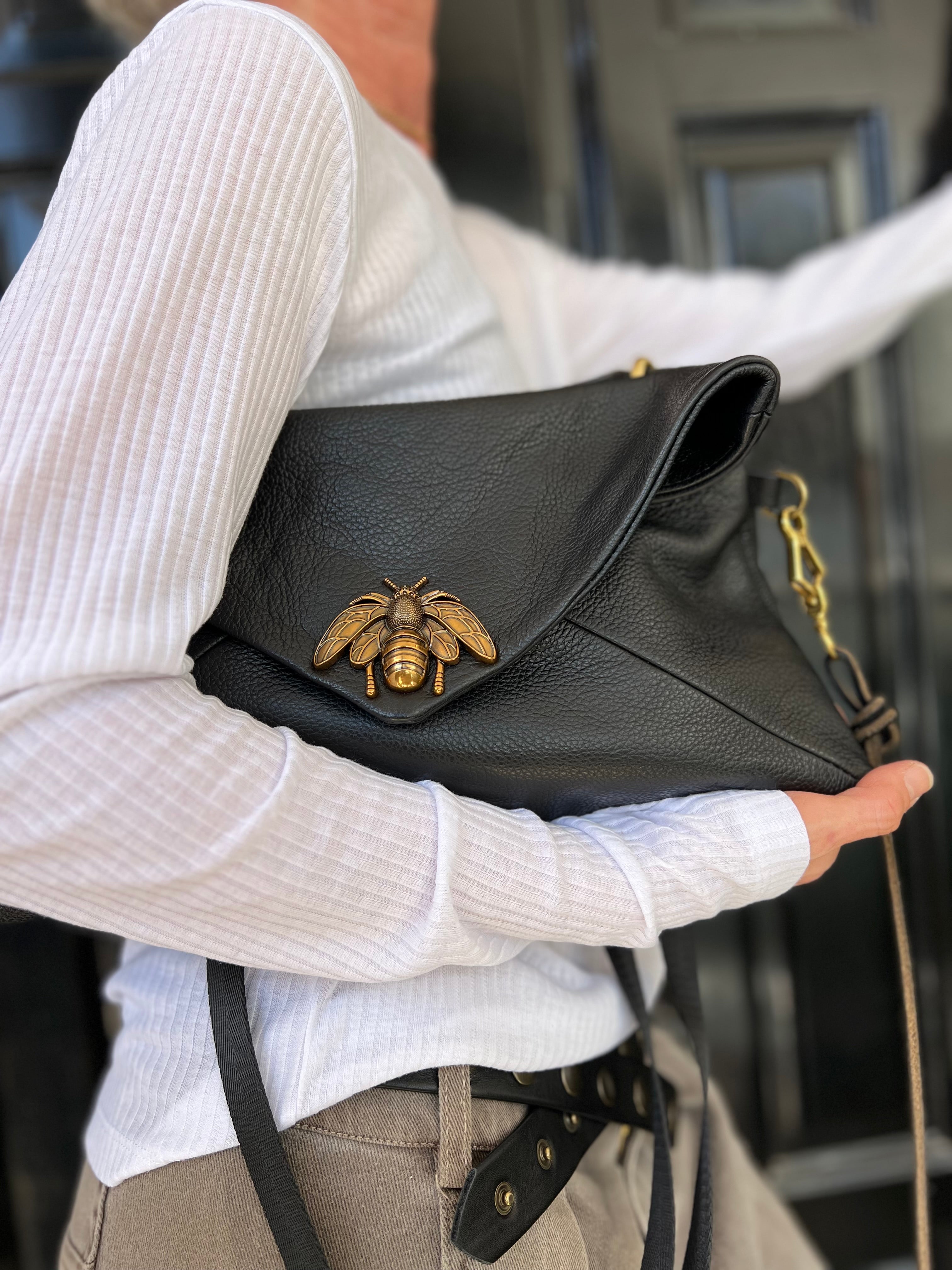 ליזי | תיק צד וכתף מעור שחור מרוקע | מנעול דבורה