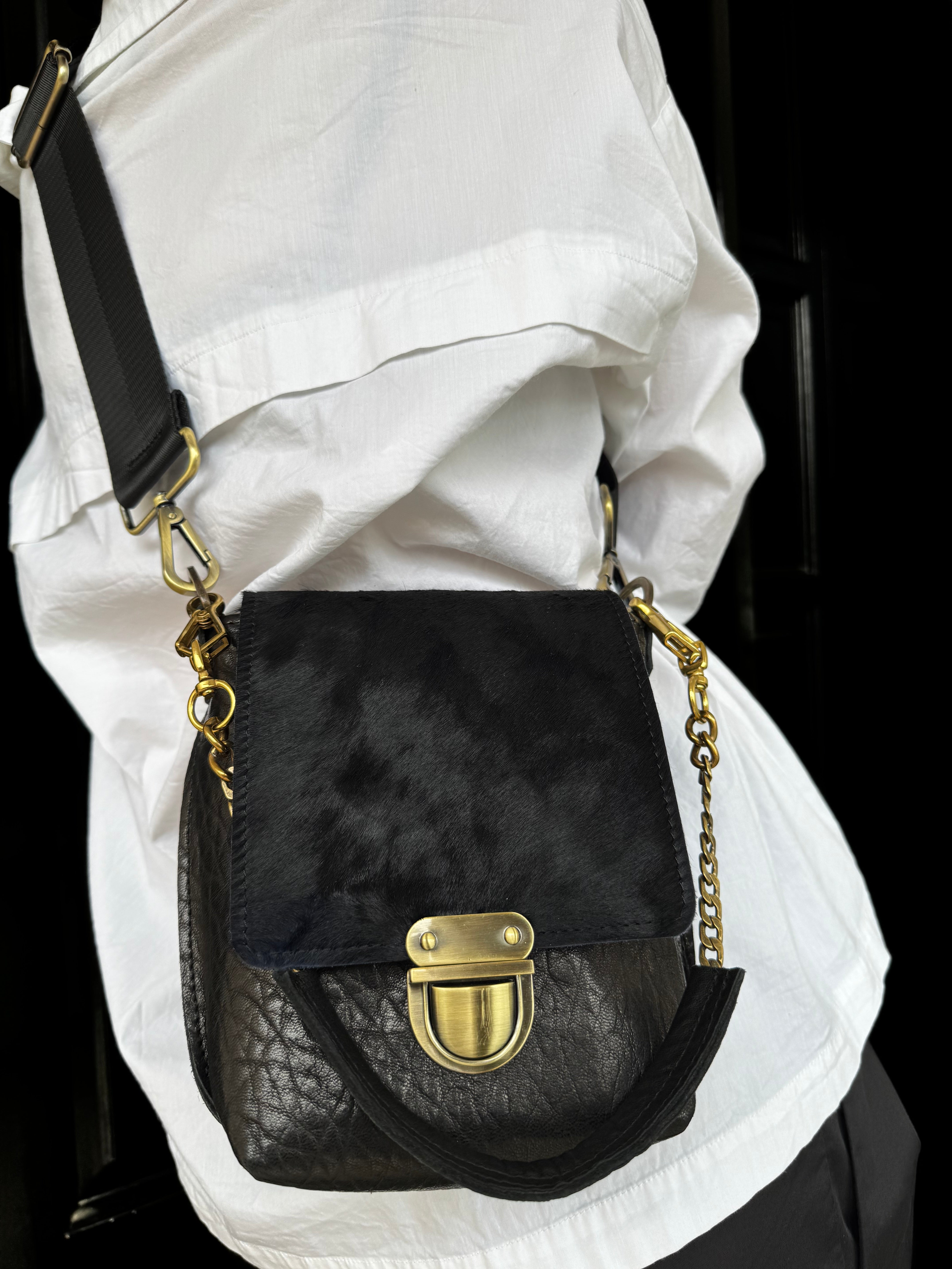 ויוי | תיק צד מעור אבזם קלאסי | שחור פרוותי