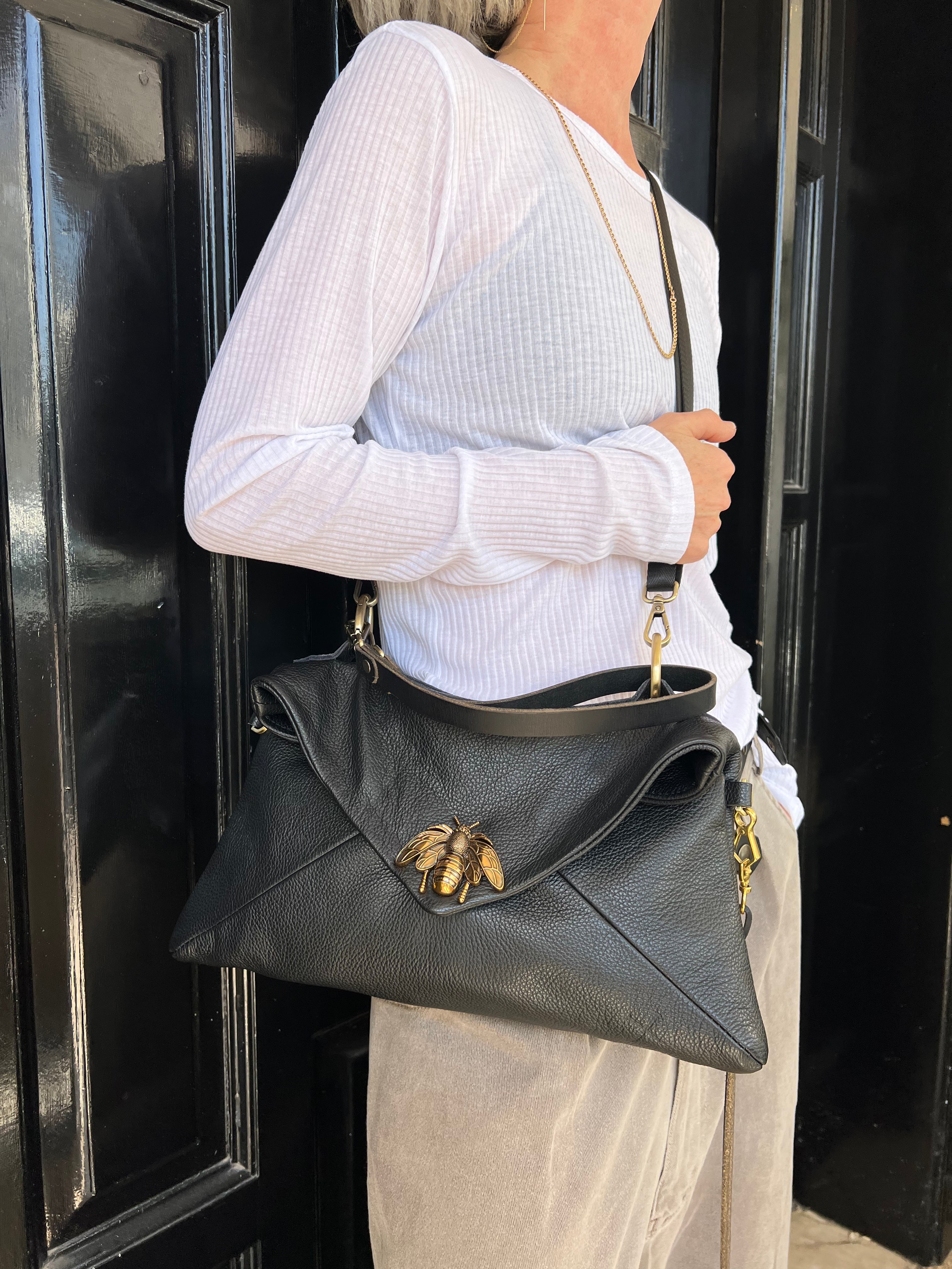 ליזי | תיק צד וכתף מעור שחור מרוקע | מנעול דבורה