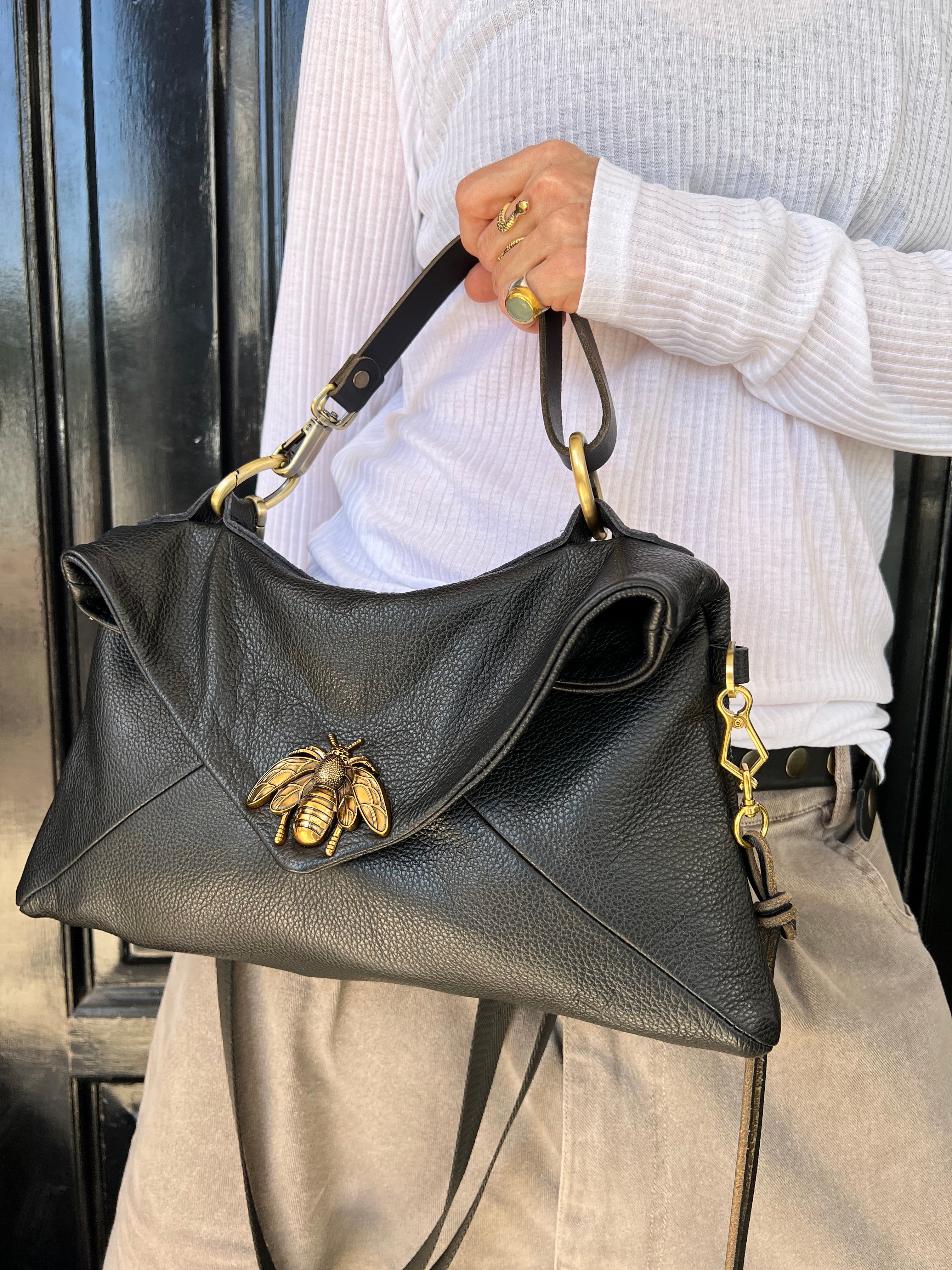 ליזי | תיק צד וכתף מעור שחור מרוקע | מנעול דבורה