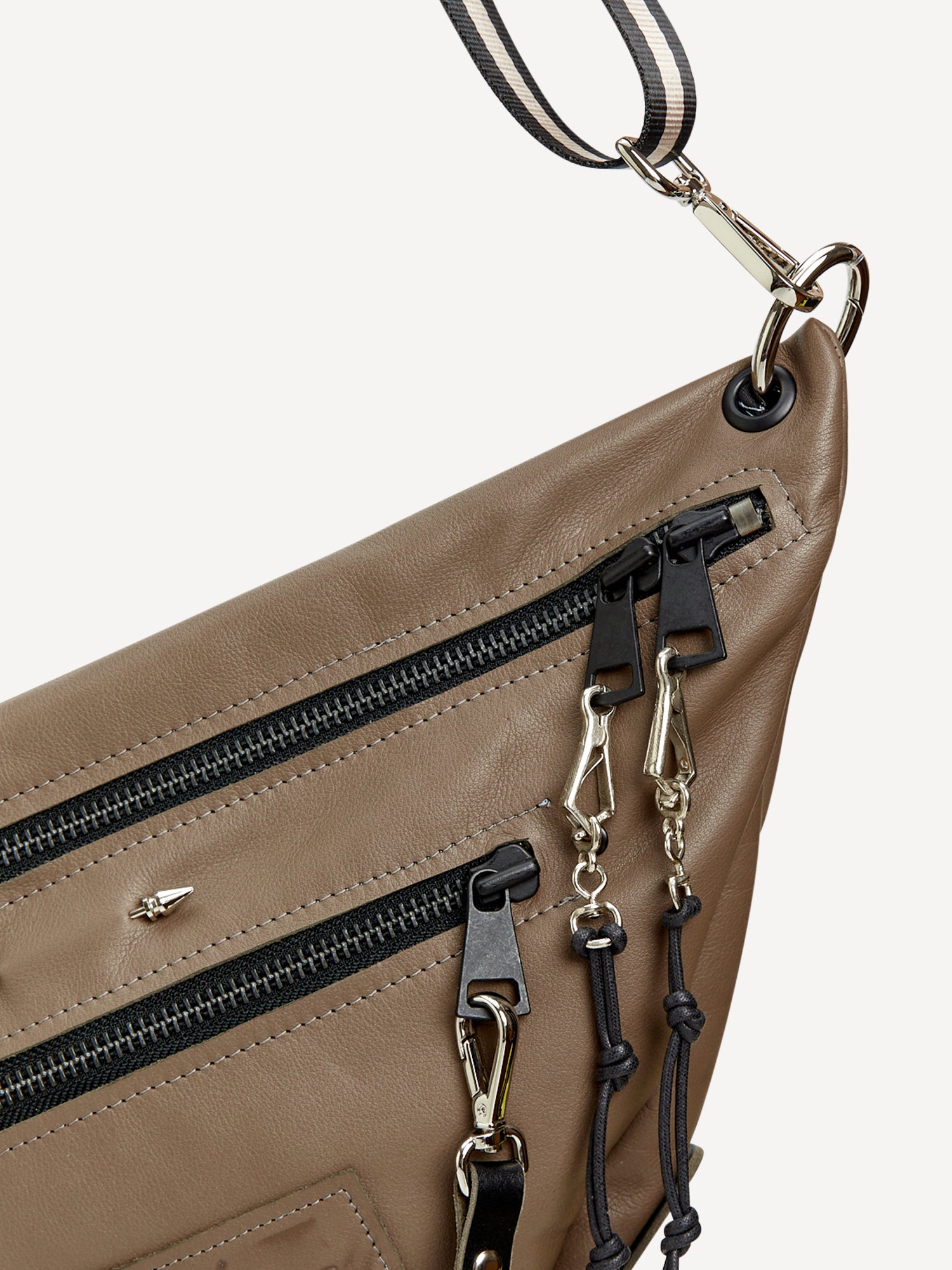 רותי | תיק צד פאוץ' מעור נאפה | טואופ