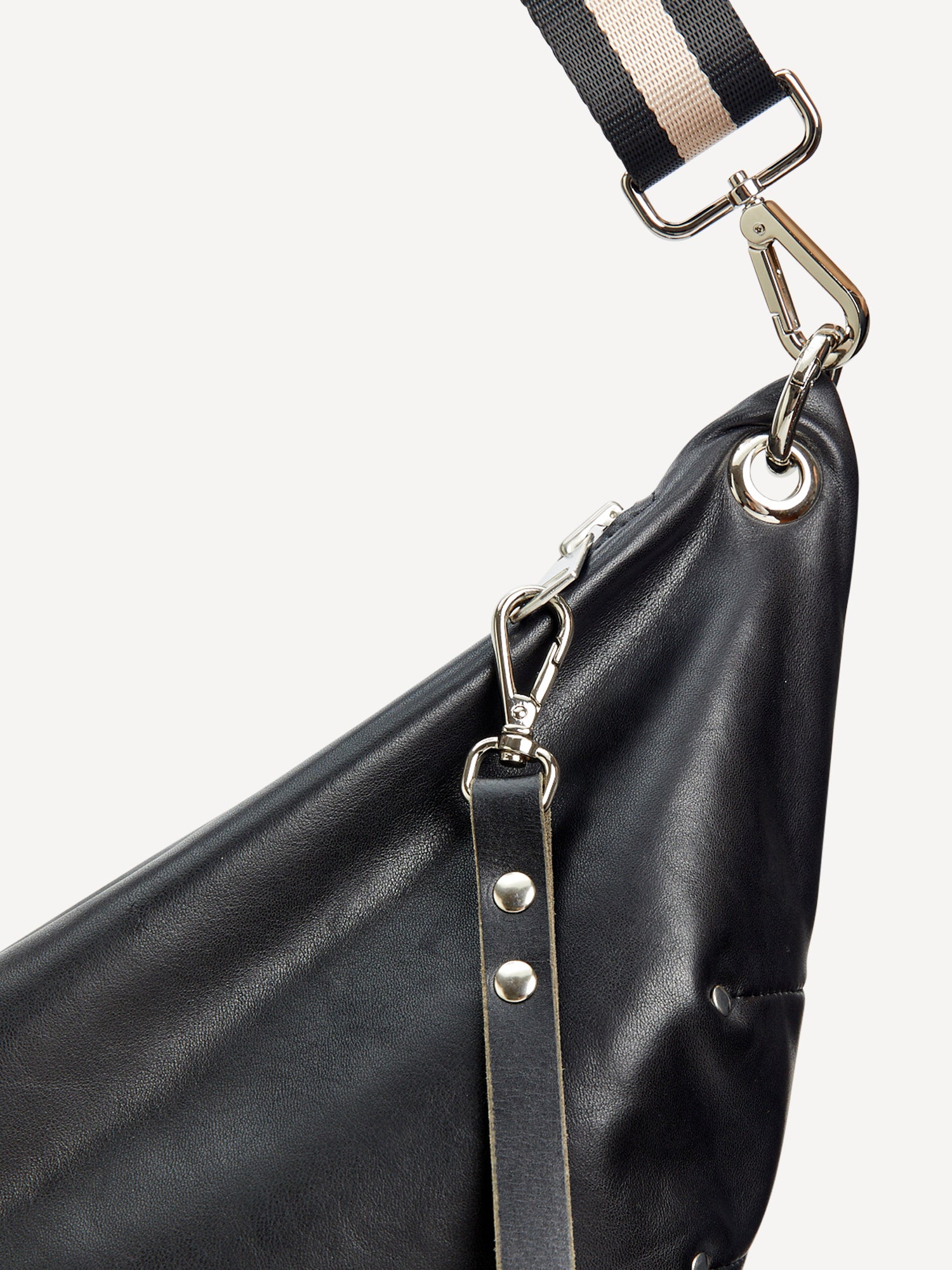 יעל | תיק צד פאוץ' מעור | נאפה שחור