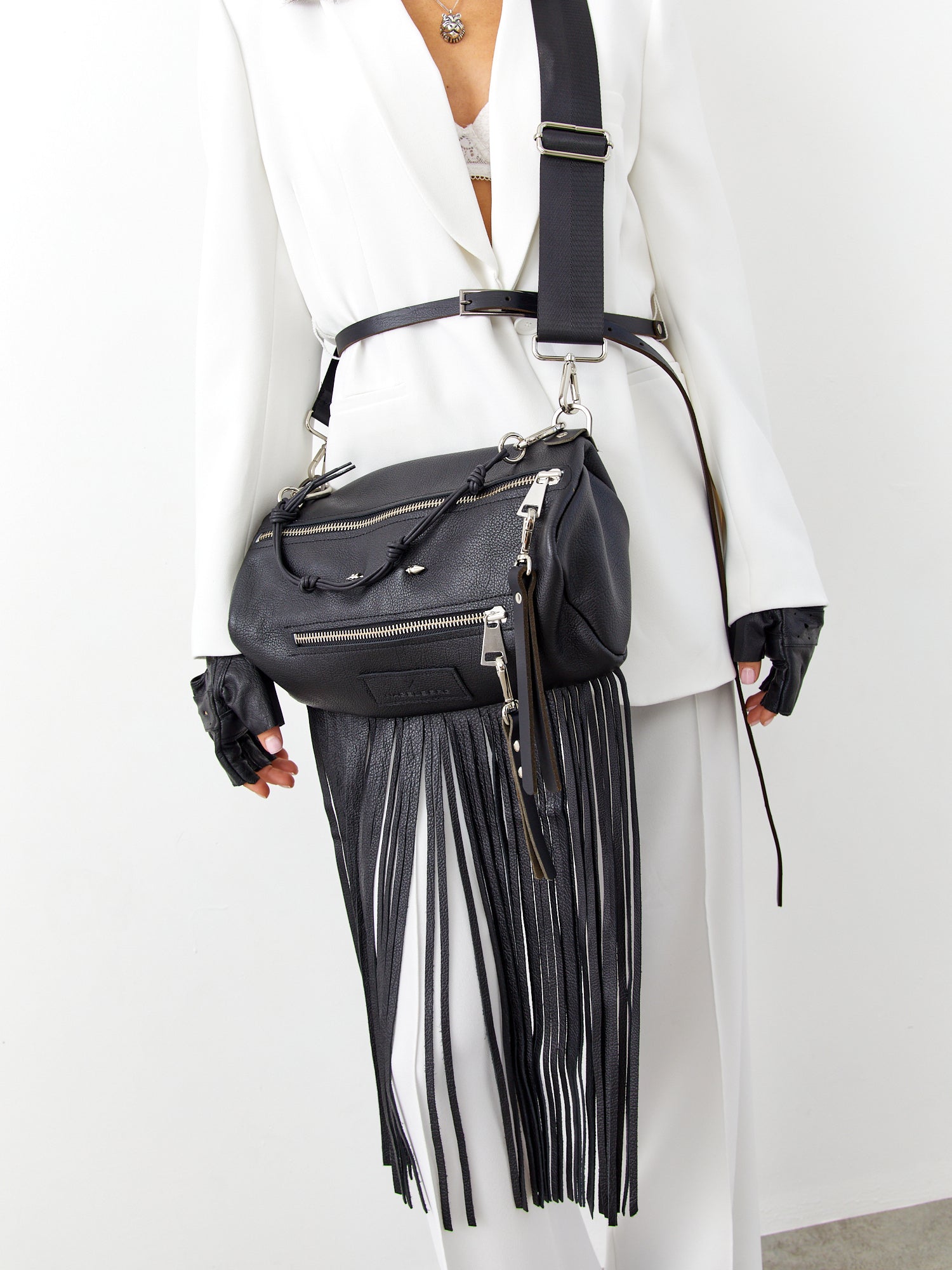 אביבה פרנזים | תיק צד עם פרנזים מעור | שחור