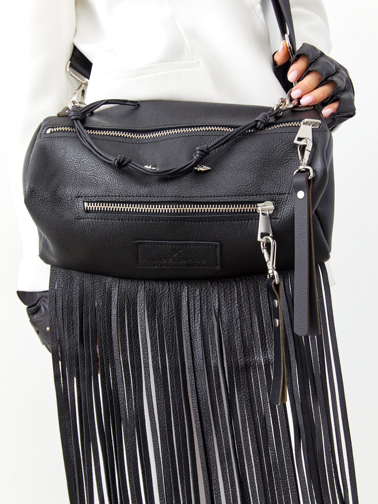 אביבה פרנזים | תיק צד עם פרנזים מעור | שחור