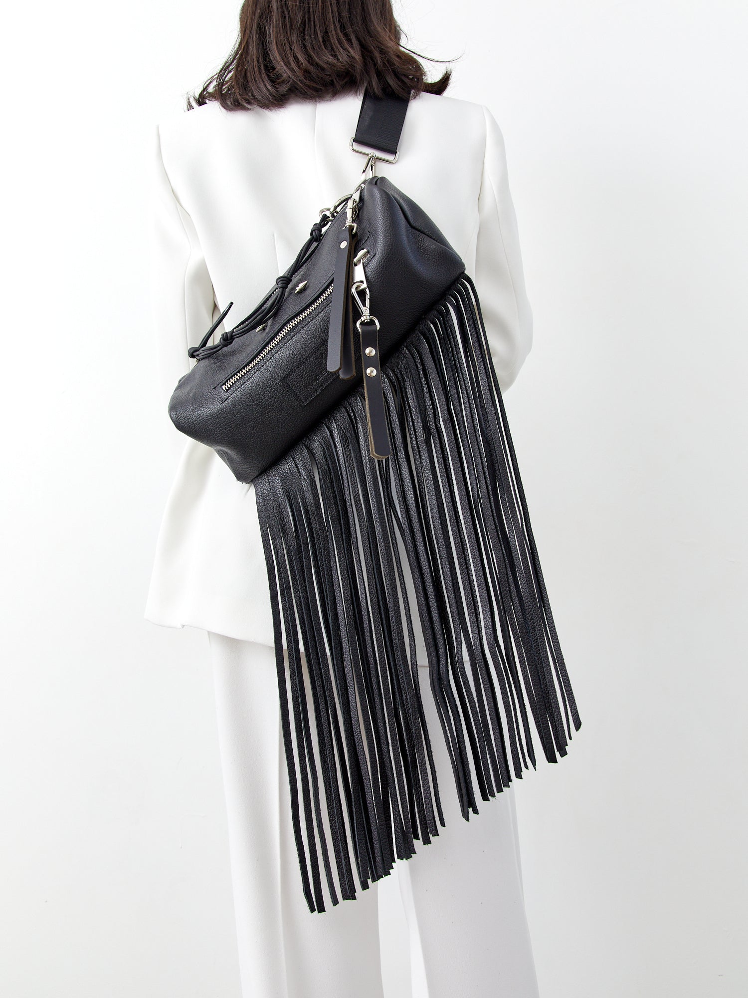 אביבה פרנזים | תיק צד עם פרנזים מעור | שחור