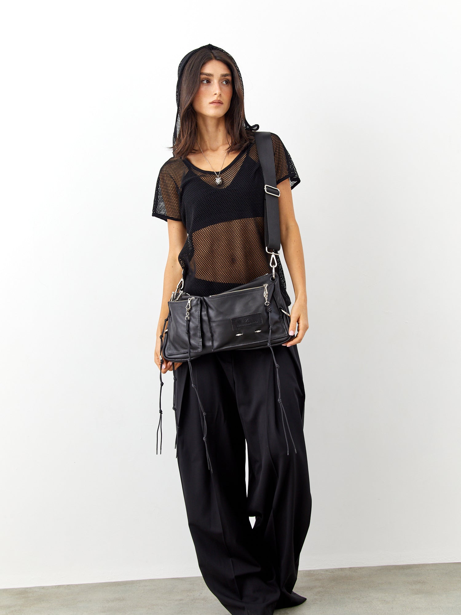 אילונה | תיק צד עם כיסים חיצוניים | נאפה שחור