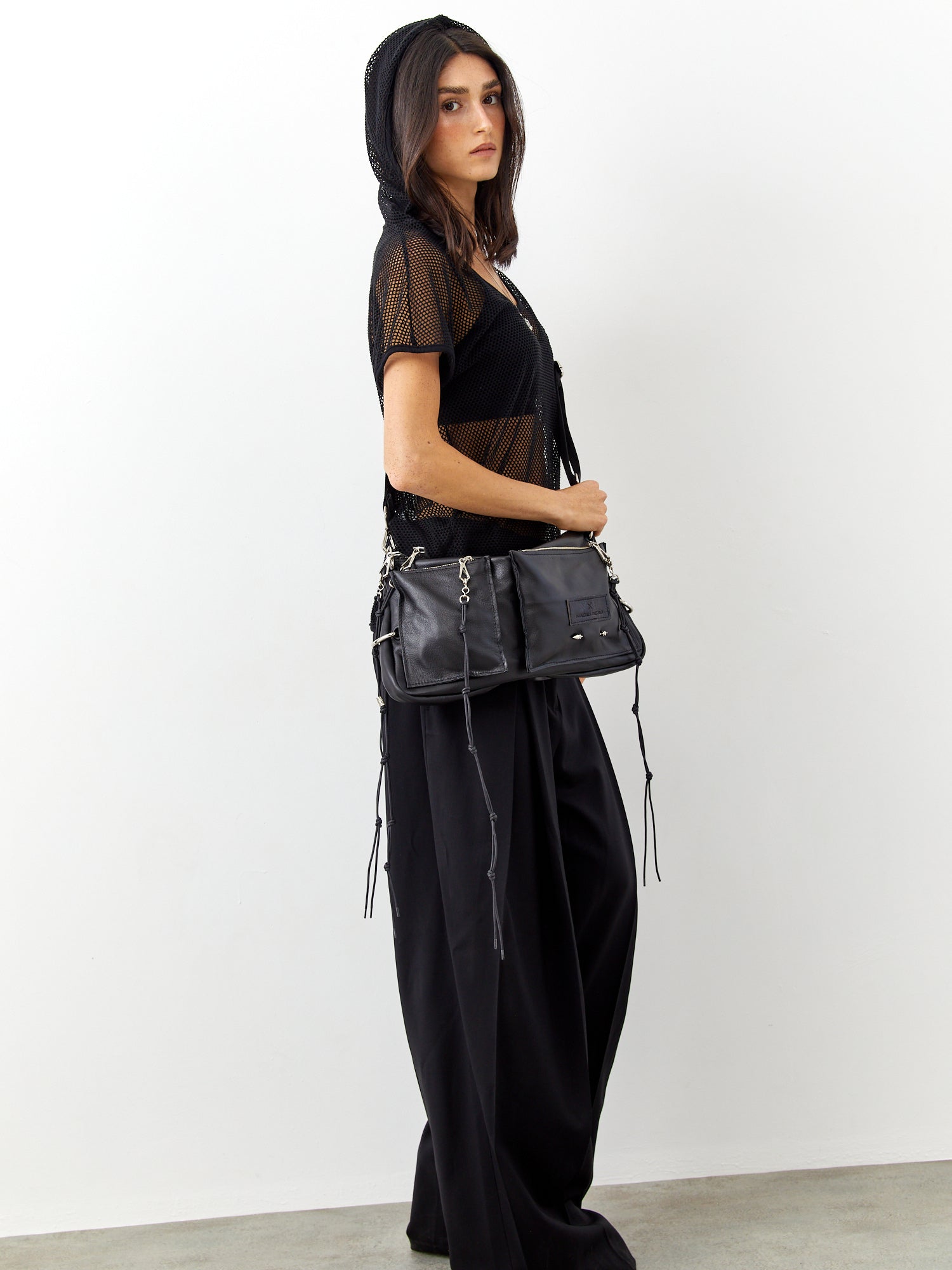 אילונה | תיק צד עם כיסים חיצוניים | נאפה שחור