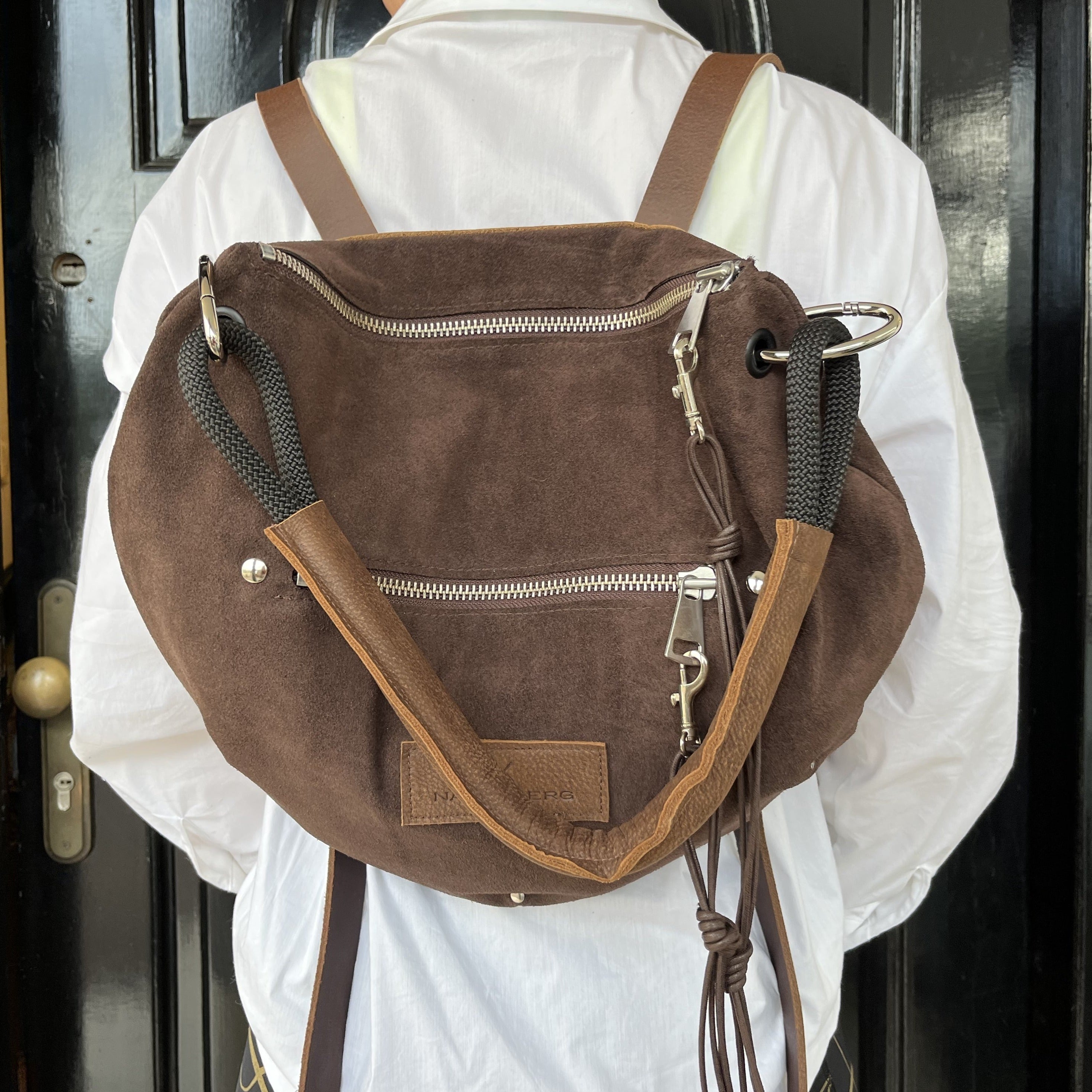 גילי | תיק גב מזמש | חום שוקולד