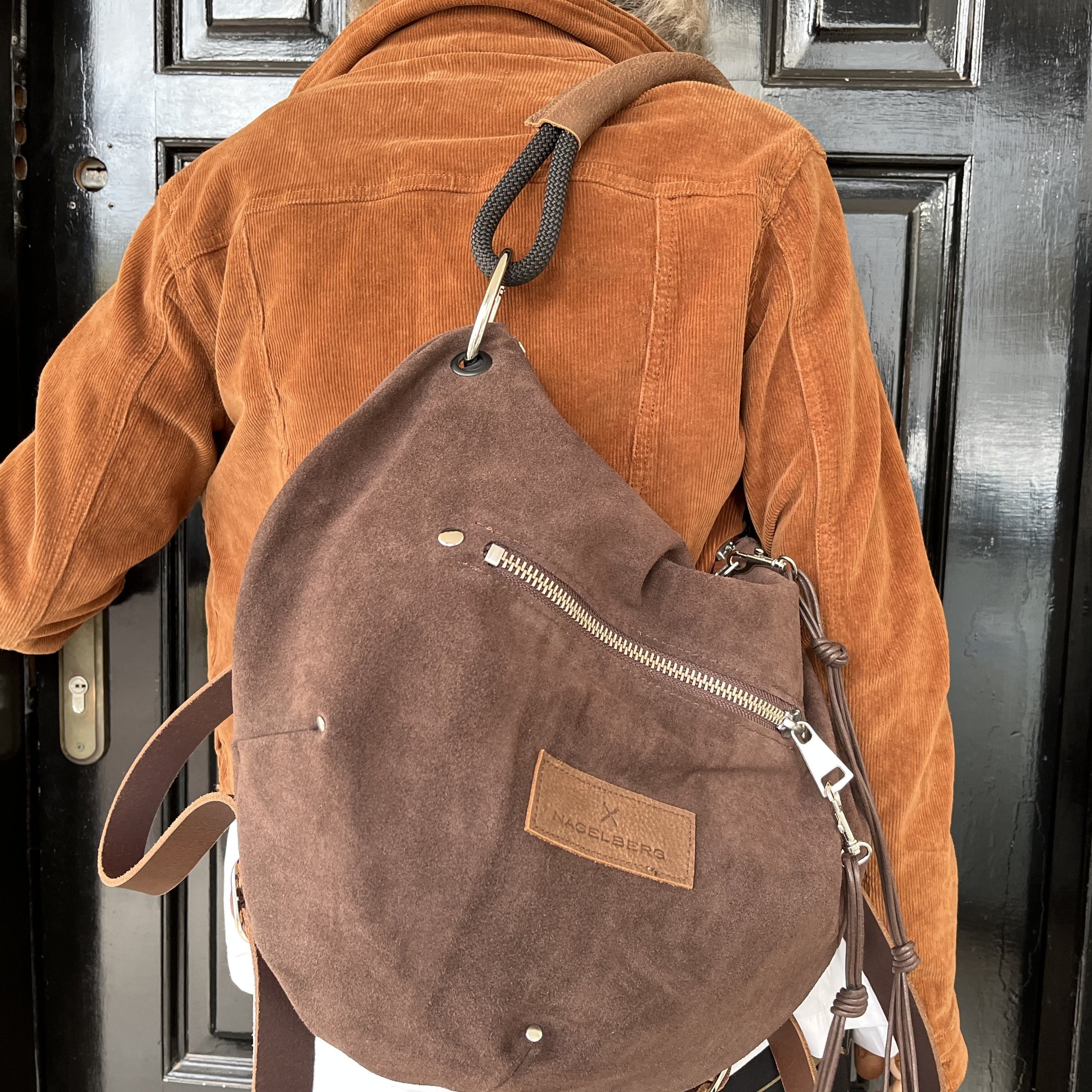 גילי | תיק גב מזמש | חום שוקולד