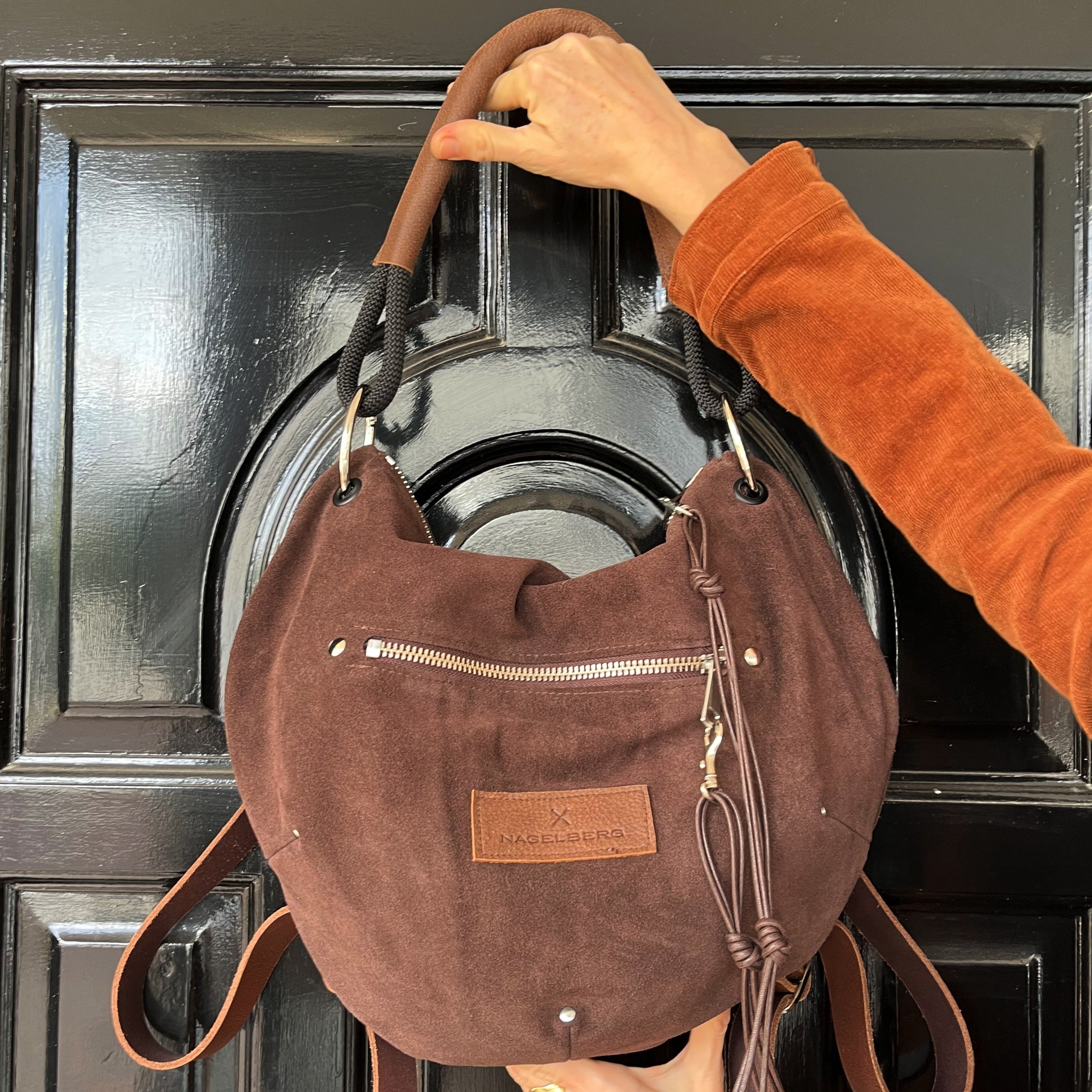 גילי | תיק גב מזמש | חום שוקולד