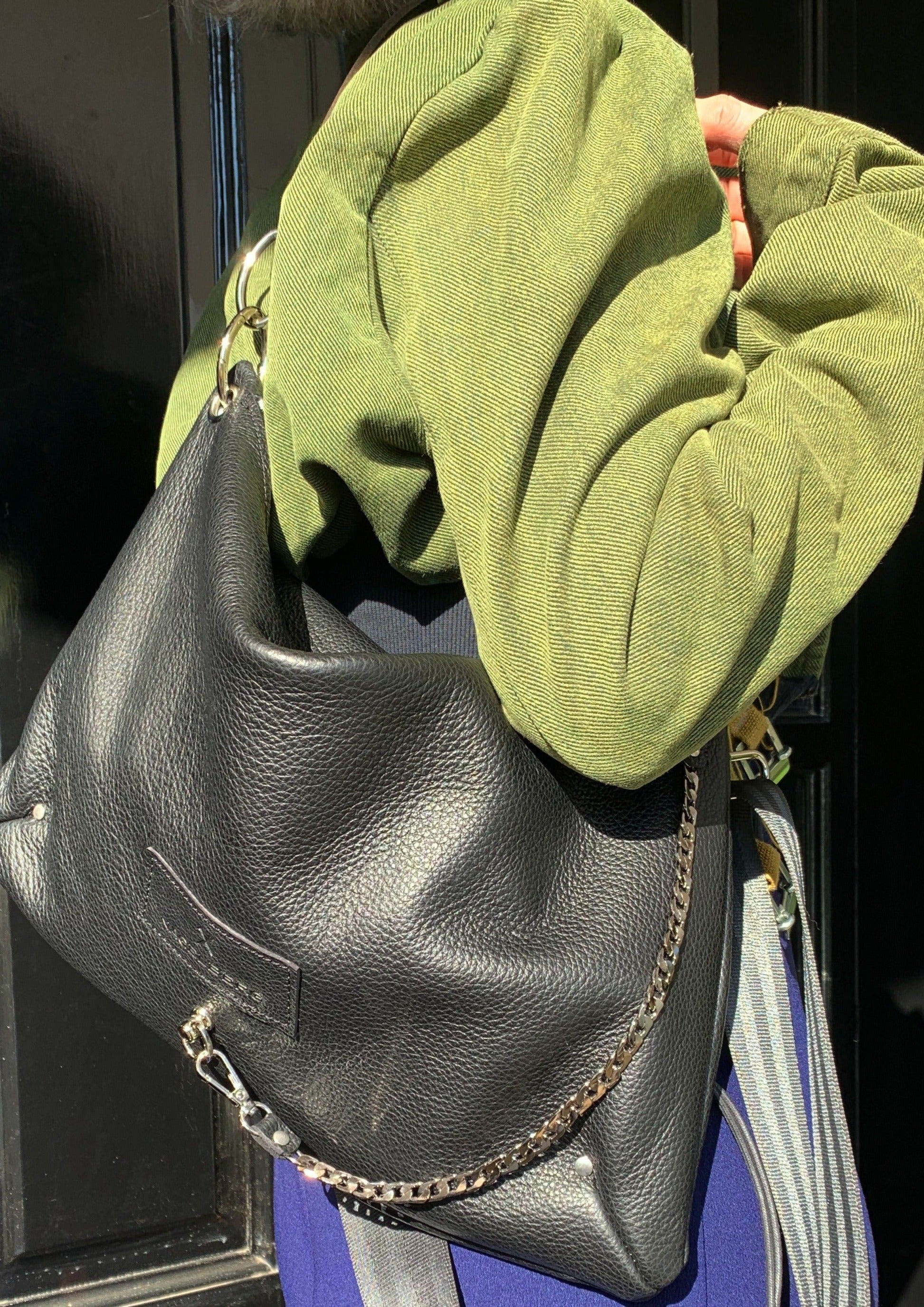 סוניה לארג׳ | תיק צד גדול מעור | שחור