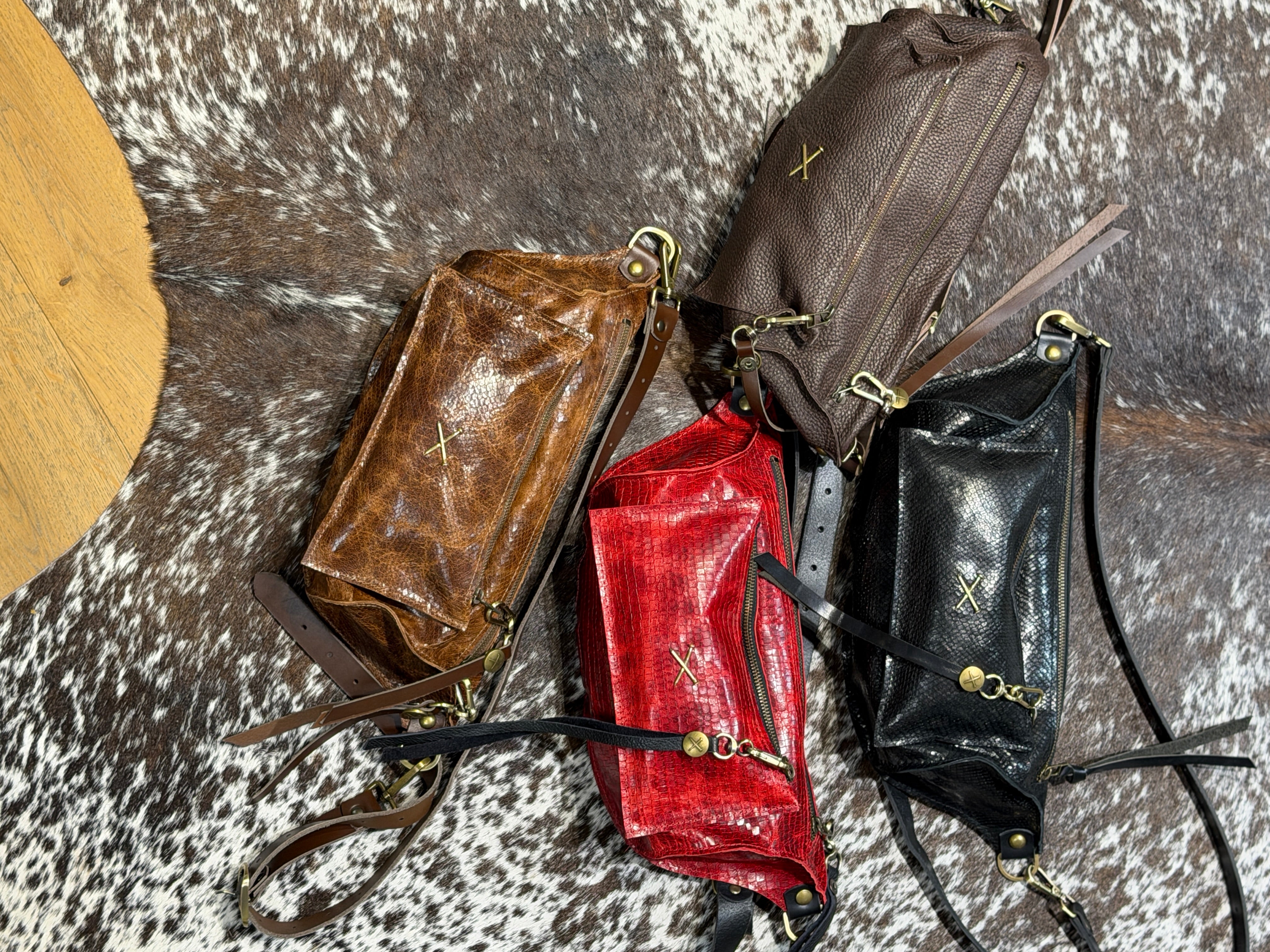 ליאו | פאוץ' תיק צד מעור | שוקולד