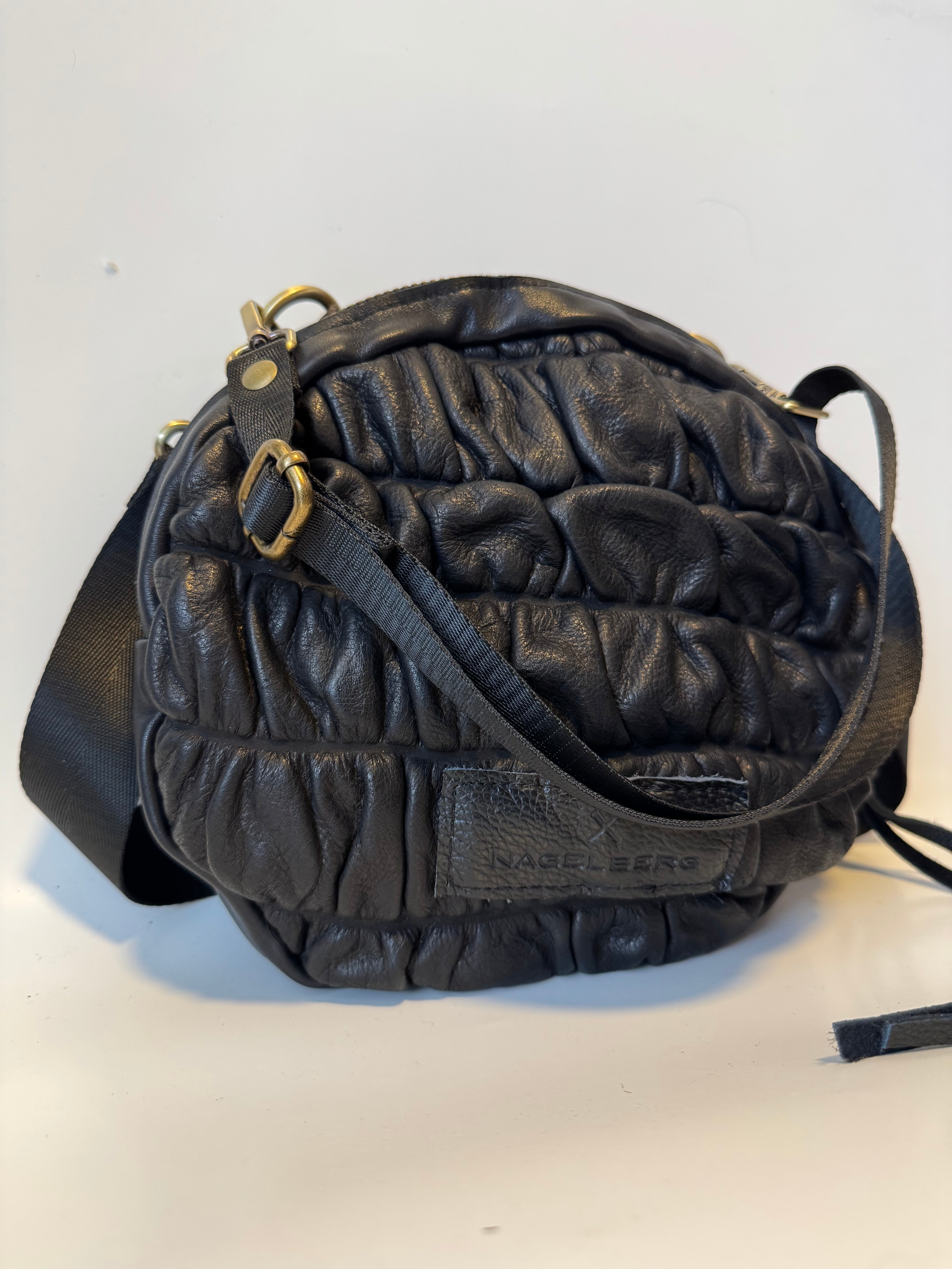 מימי | תיק צד פאוץ׳ מעור | שחור פליסה