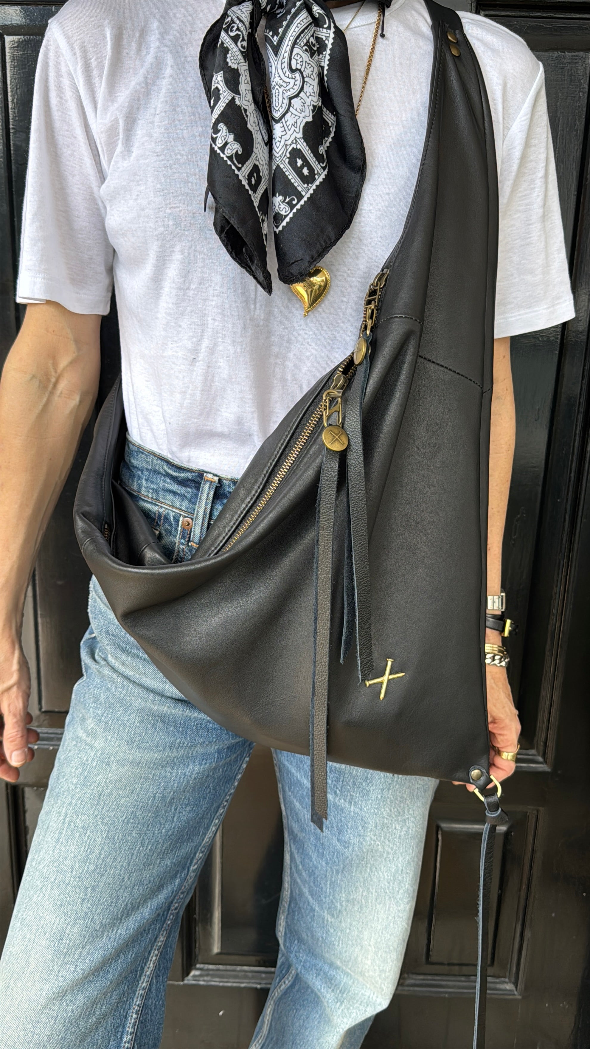 מנטה ריי לארג׳ | תיק צד פאוץ' מעור | נאפה שחור