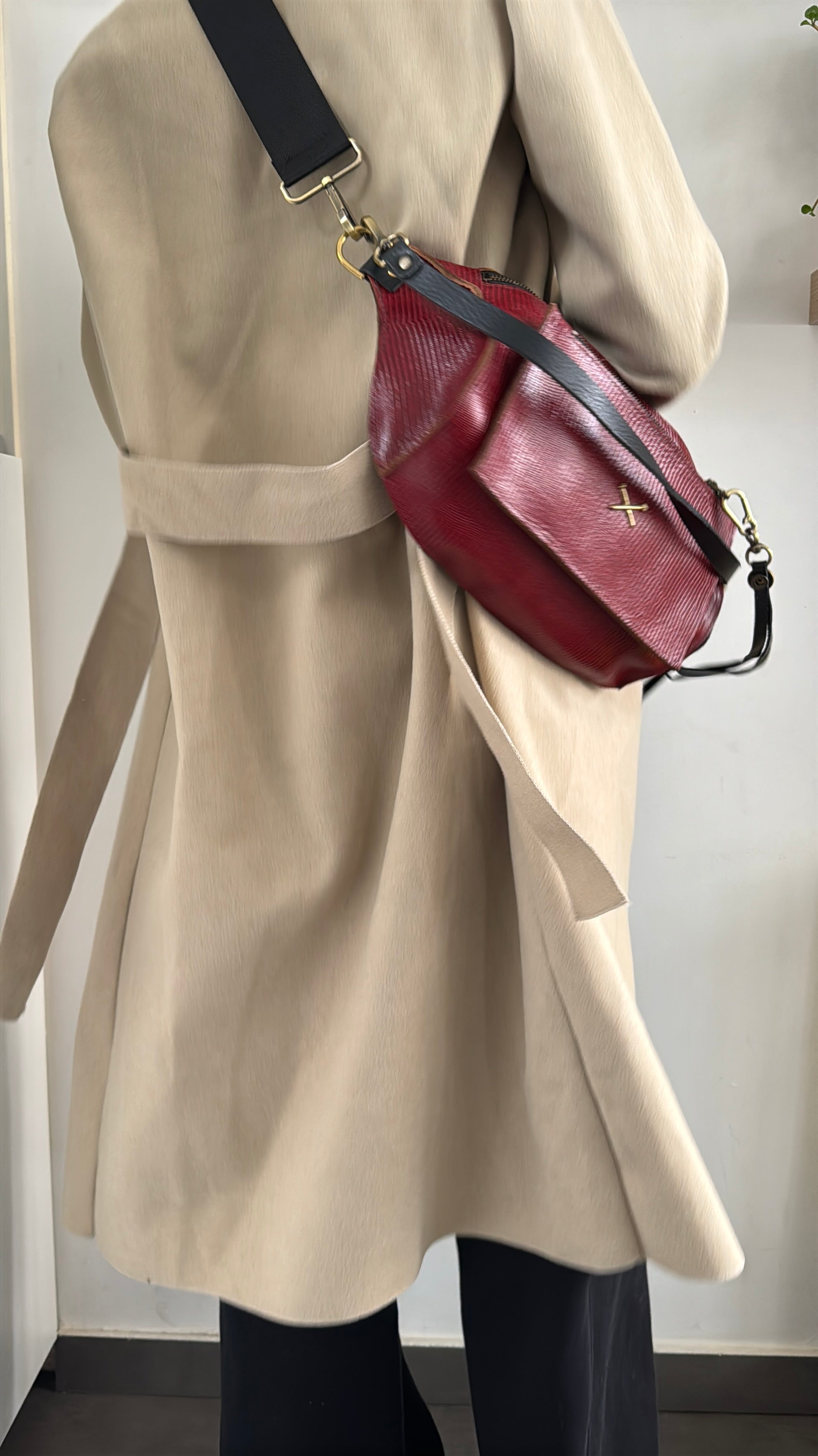 ליאו | פאוץ' תיק צד מעור | קרוקו אדום שני