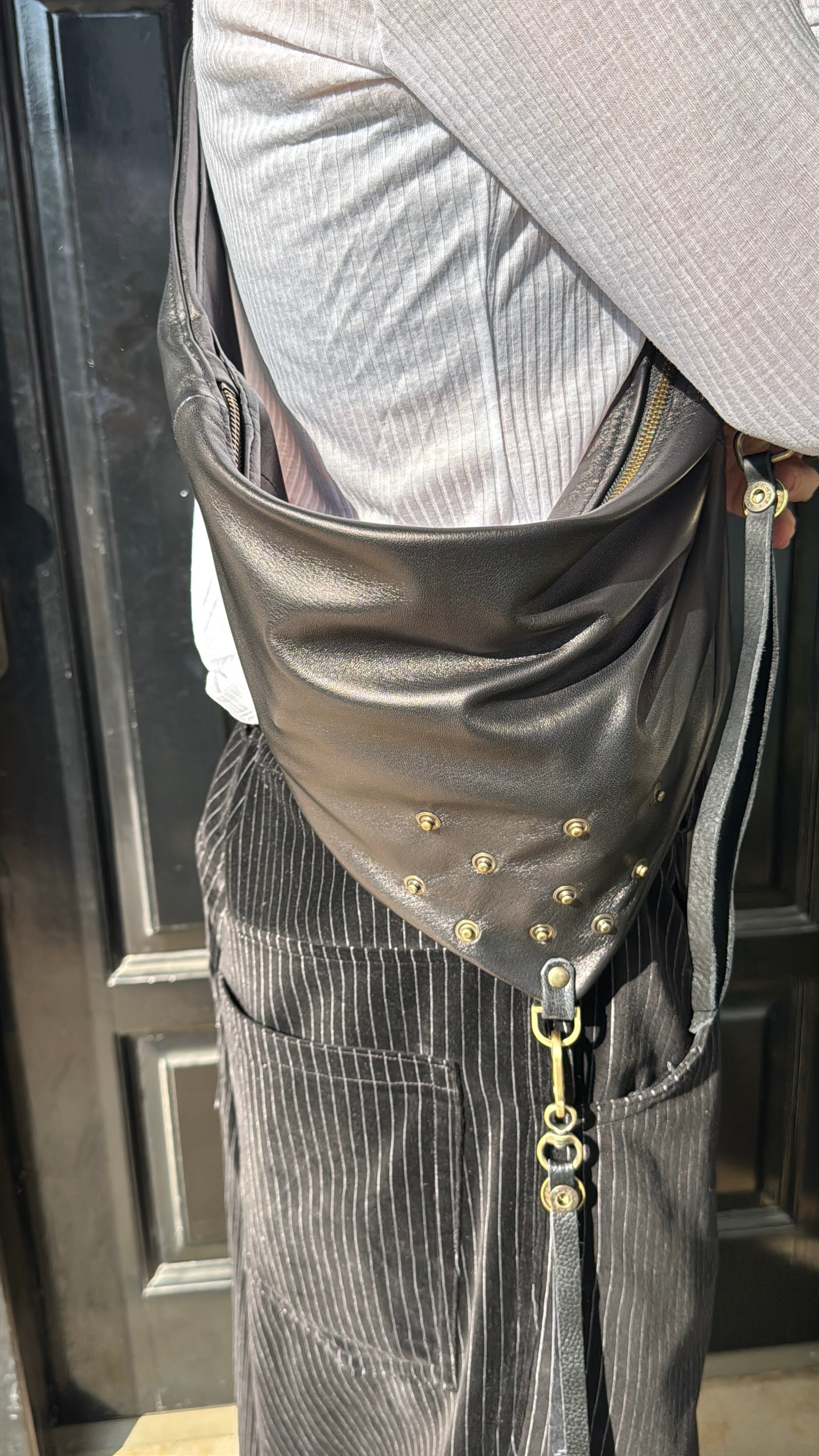 מנטה ריי | תיק צד פאוץ' מעור | נאפה שחור